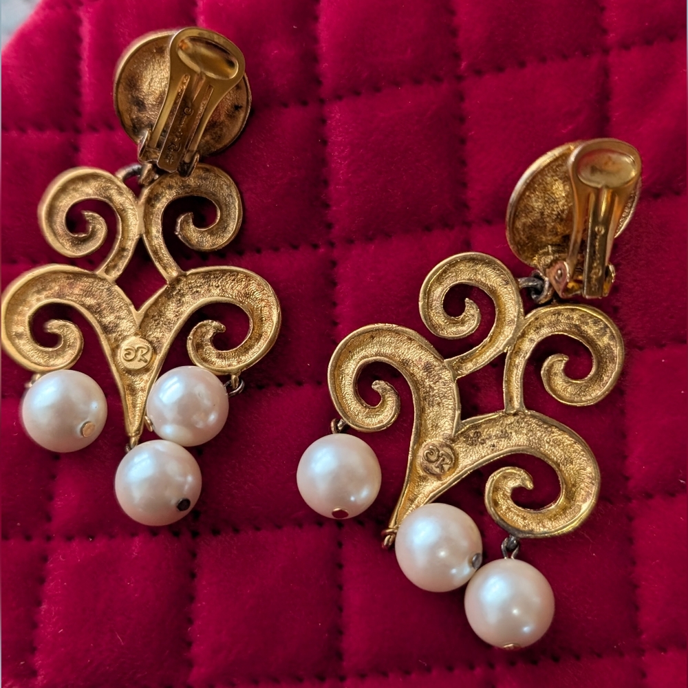 Oscar dela Renta Clip on Earrings - Picture 6 of 7